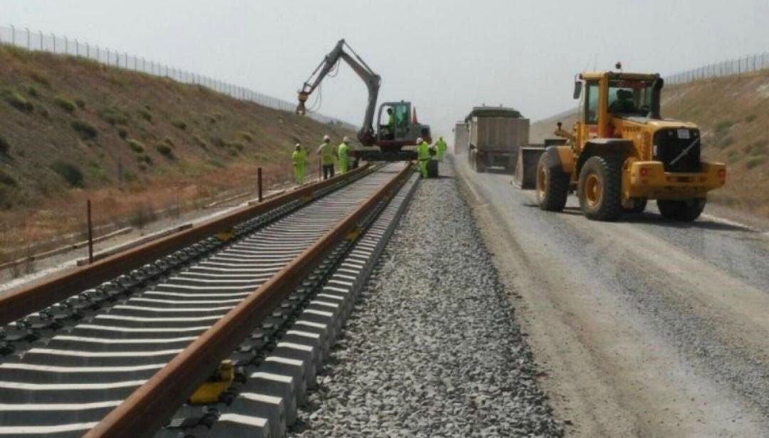 Obras del AVE en Extremadura ADIF licita tres nuevos tramos de la Alta Velocidad en Extremadura por 114,98 millones de euros  