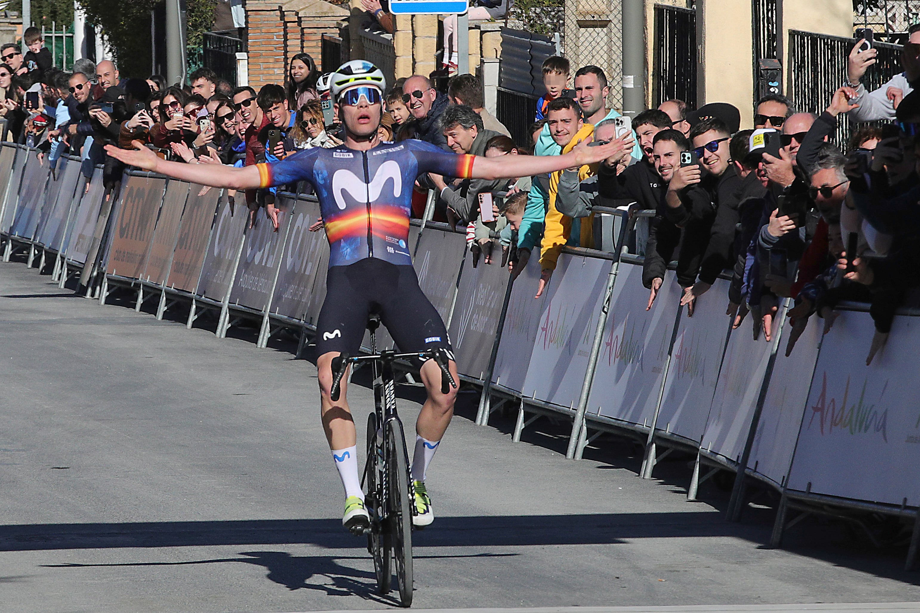 OTURA (GRANADA), 19/02/2026.-El español Iván Romeo, del Movistar, celebra su victoria este jueves tras ganar la segunda etapa de la 72ª edición de la Vuelta Ciclista Andalucía-Ruta del Sol, de 138 kilómetros entre Torrox (Málaga) y Otura (Granada), un triunfo que le valió, además, para convertirse en el nuevo líder de la clasificación general.-EFE/ Pepe Torres