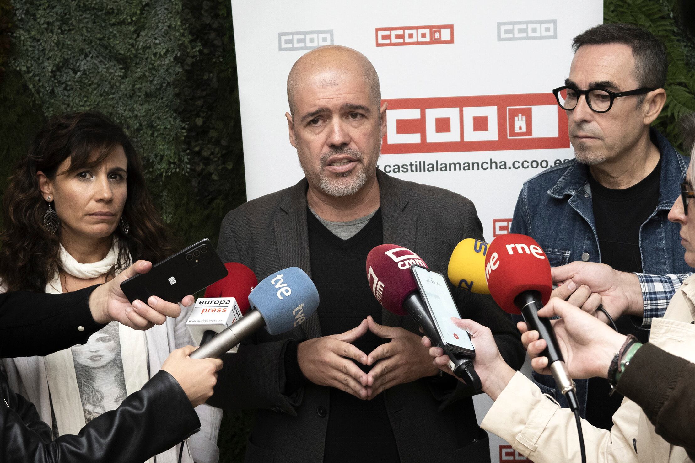 El secretario general de CCOO, Unai Sordo (c) antes de participar en el Comité regional del sindicato en Cuenca