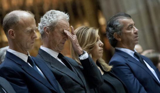 El presidente de Airbus, Tom Enders (1i); el ministro de Defensa, Pedro Morenés (2i); la presidenta de la Junta de Andalucía en funciones, Susana Díaz (2d), y el director de la división militar de Airbus, Fernando Alonso (1d), durante el funeral que se ha celebrado hoy en la catedral hispalense por los cuatro fallecidos al estrellarse, el pasado sábado, un avión militar A400M de Airbus a una milla del aeropuerto de Sevilla San Pablo. EFE/ Raúl Caro