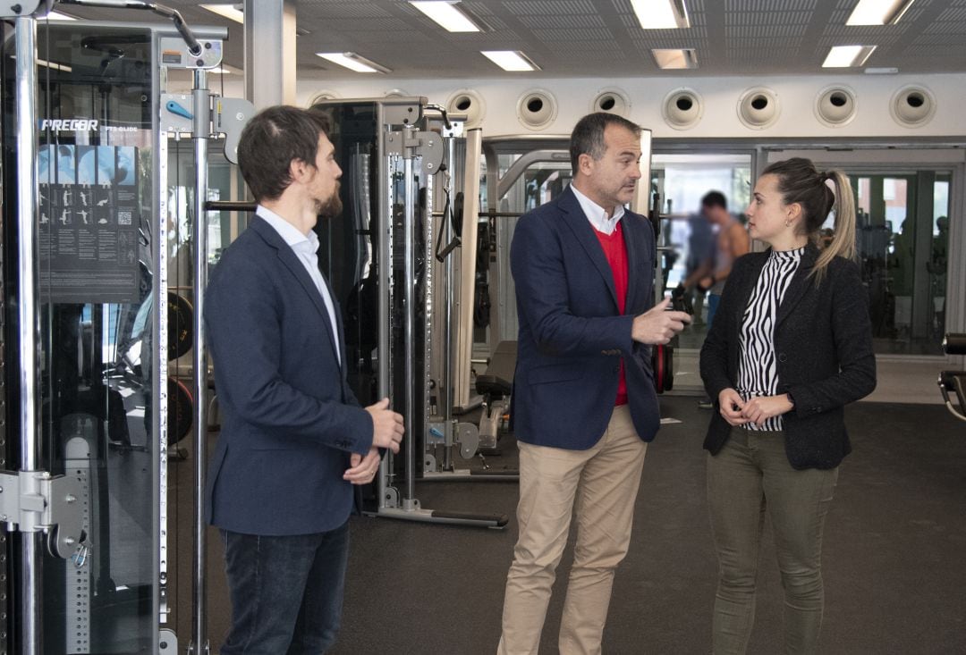 Visita de la diputada de Deportes, Tania Baños, a la Piscina Provincial