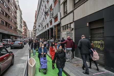 La zona peatonal del colegio Dominicos de València permite evitar aglomeraciones a las horas de entrada y salida de los alumnos.