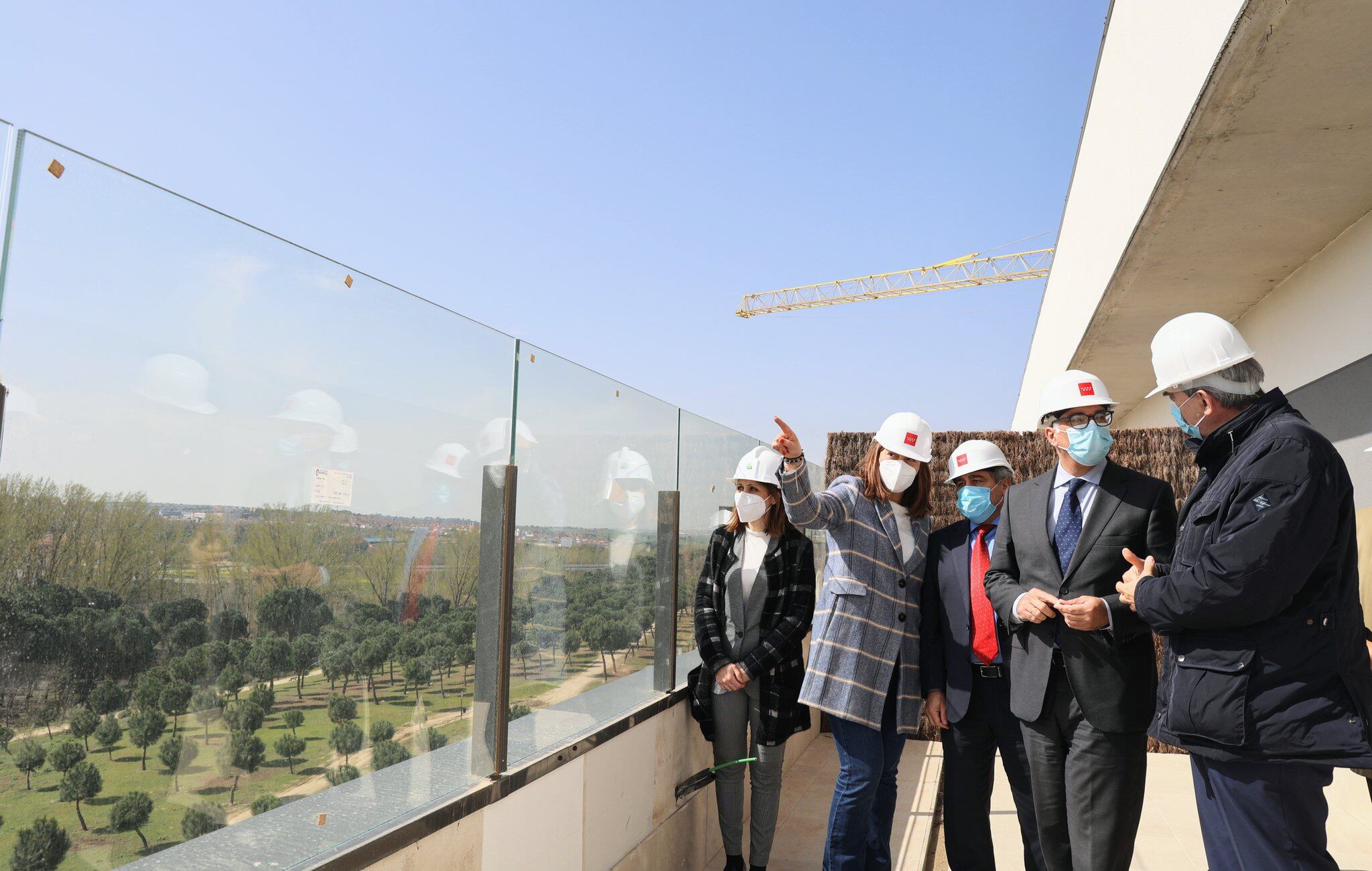 La alcaldesa de Arroyomolinos, Ana Millán, junto al consejero de Administración Local y Digitalización, Carlos Izquierdo en la visita a Arroyomolinos