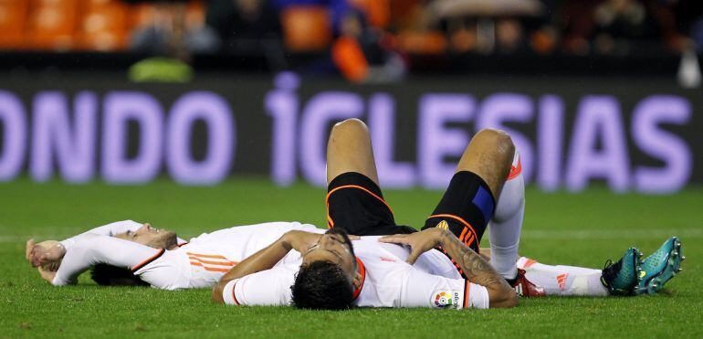 GRA299. VALENCIA, 04122016.- Los jugadores del Valencia Medrán (i) y Garay, al término del partido de Liga en Primera División ante el Málaga disputado esta noche en el estadio de Mestalla, en Valencia. EFEMiguel Ángel Polo