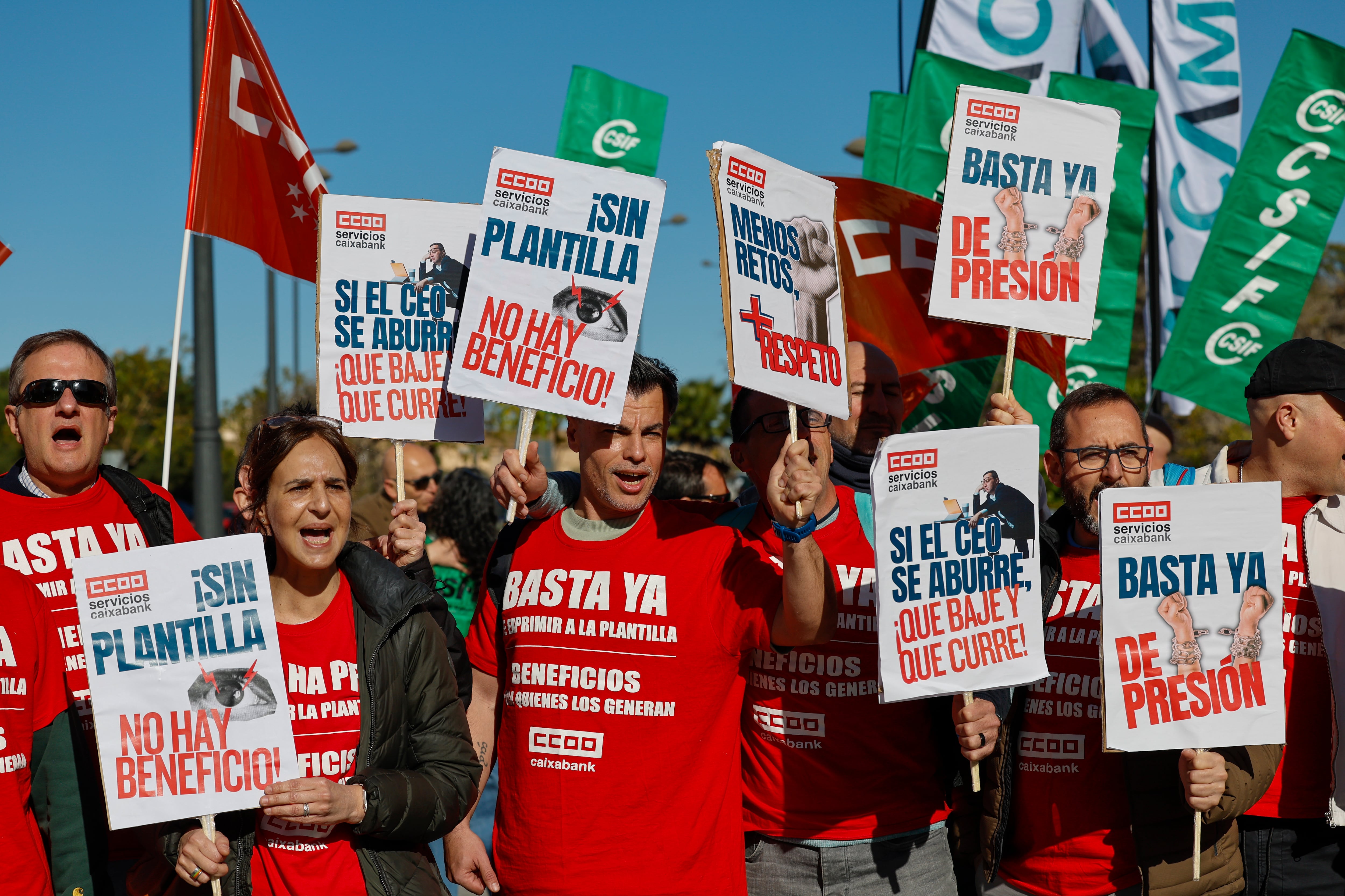 GRAFCVA3032. VALENCIA, 27/03/2026.- Los sindicatos de CaixaBank mantienen una jornada de huelga y se concentran ante el Palacio de Congresos de València, donde la entidad celebra su Junta General de Accionistas, para protestar por "la presión comercial, los objetivos desproporcionados y el deterioro del clima laboral", y exigir cambios estructurales en el modelo de exigencia comercial y en la organización del trabajo. EFE/Ana Escobar