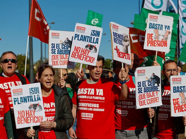 GRAFCVA3032. VALENCIA, 27/03/2026.- Los sindicatos de CaixaBank mantienen una jornada de huelga y se concentran ante el Palacio de Congresos de València, donde la entidad celebra su Junta General de Accionistas, para protestar por "la presión comercial, los objetivos desproporcionados y el deterioro del clima laboral", y exigir cambios estructurales en el modelo de exigencia comercial y en la organización del trabajo. EFE/Ana Escobar