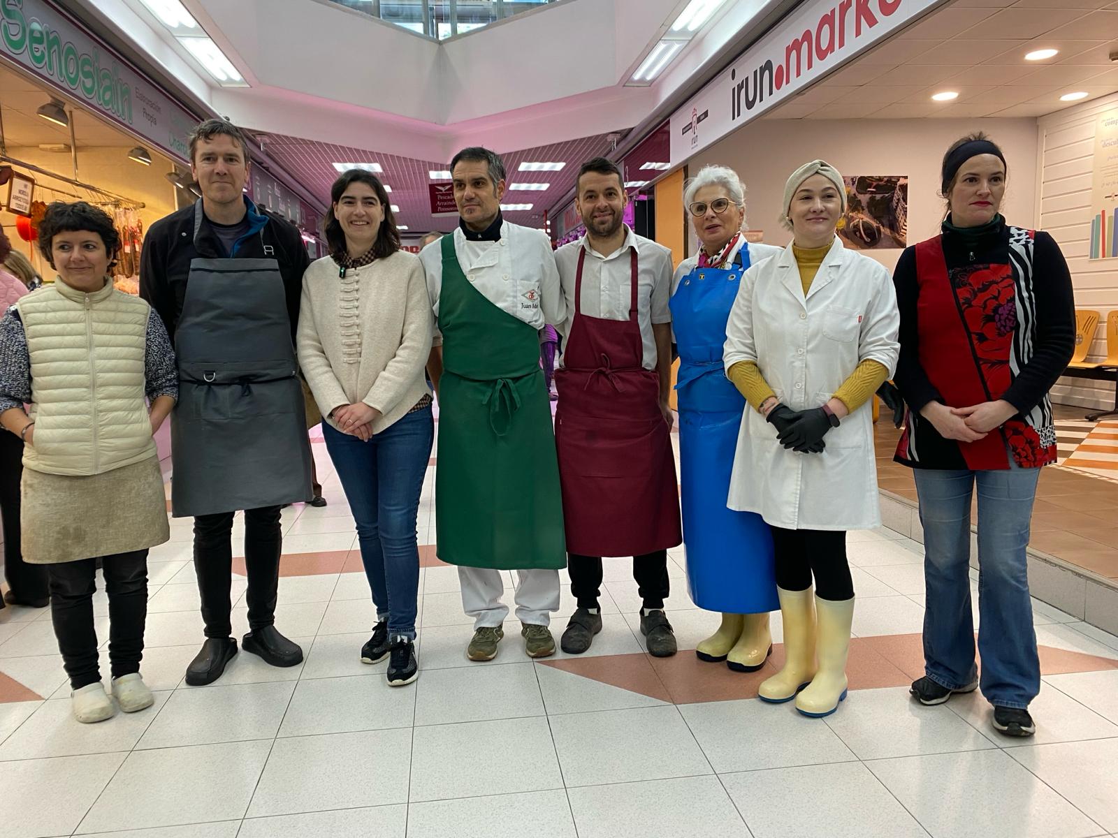 Nuria Alzaga, delegada de Promoción Económica del Ayuntamiento de Irun, junto a responsables de distintos puestos del mercado