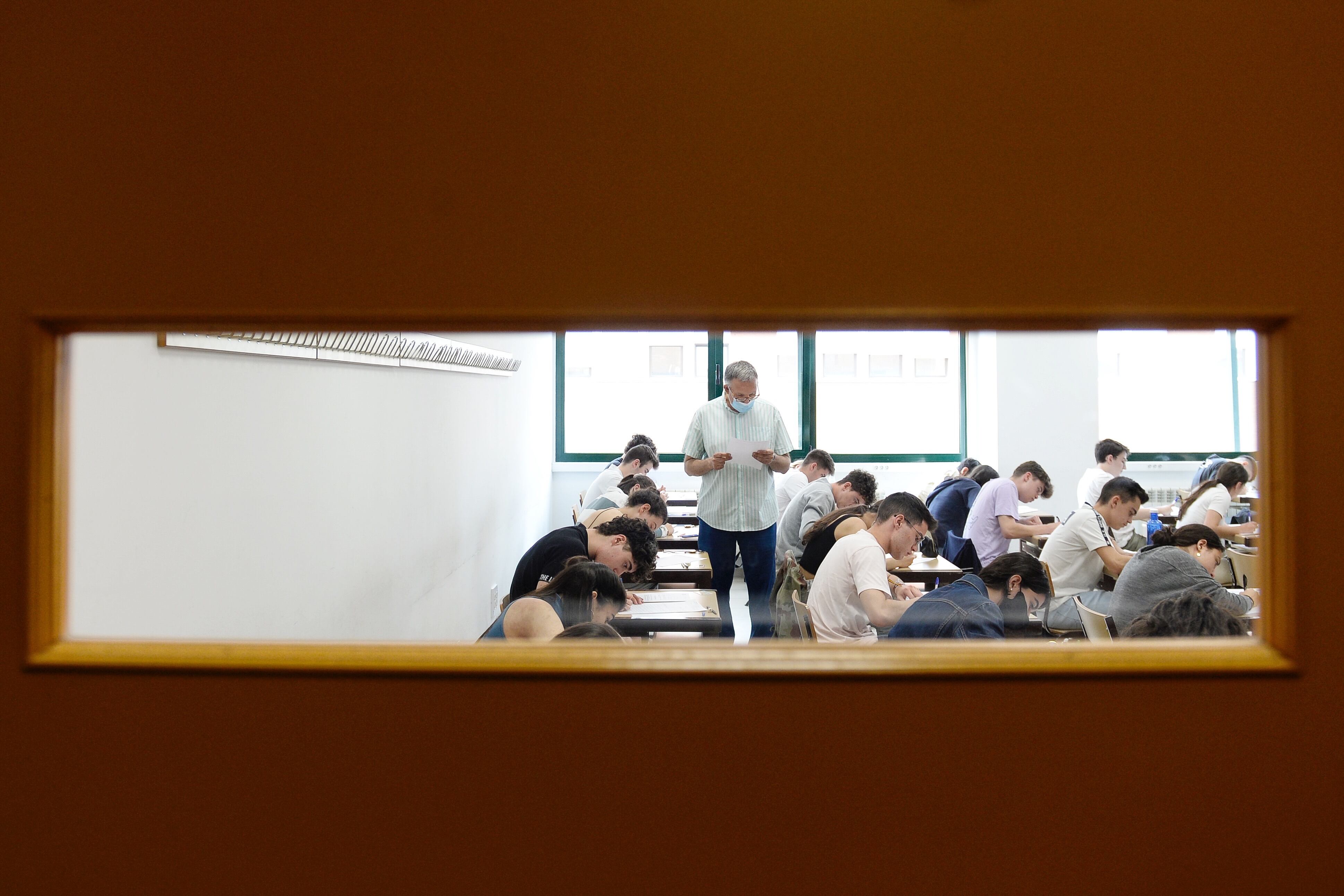 -FOTODELDÍA, 08/06/2022.- Repasos de última hora, nervios y ganas por terminar son algunos de los sentimientos que afloran entre los 10.800 alumnos que entre este miércoles y el viernes realizan los exámenes de la Evaluación del Bachillerato para el Acceso a la Universidad (EVAU), en las nueve capitales y once municipios de Castilla y León. En la imagen alumnos de Valladolid durante un momento de uno de los exámenes. EFE/NACHO GALLEGO