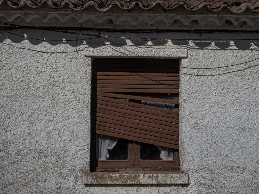 Ventana de una vivienda en un barrio humilde