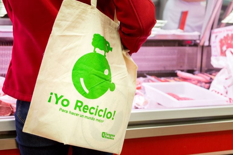 El Ayuntamiento reparte en esta campaña 400 bolsas de tela