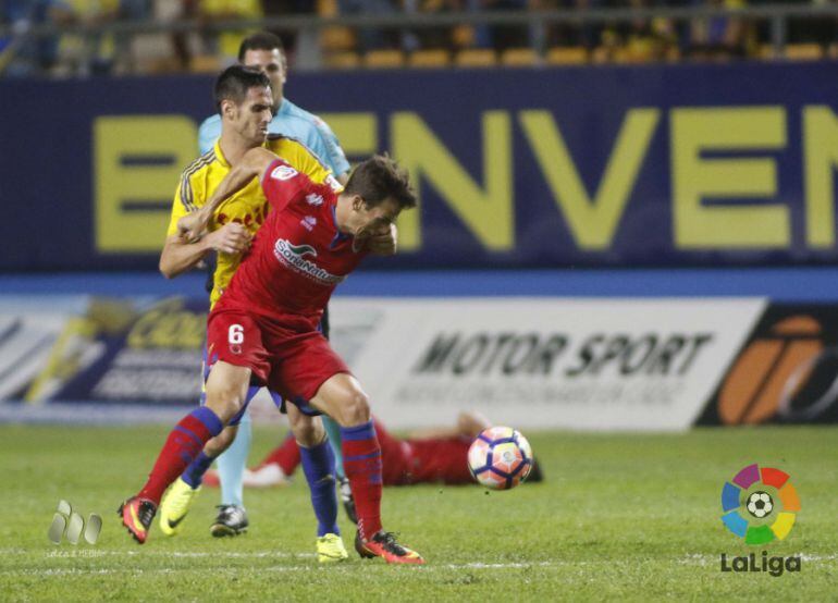 Íñigo Pérez protege el balón ante un rival en el Ramón de Carranza.