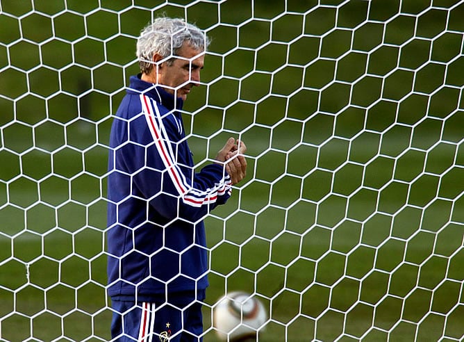 Domenech, muy pensativo durante un entrenamiento de la selección francesa