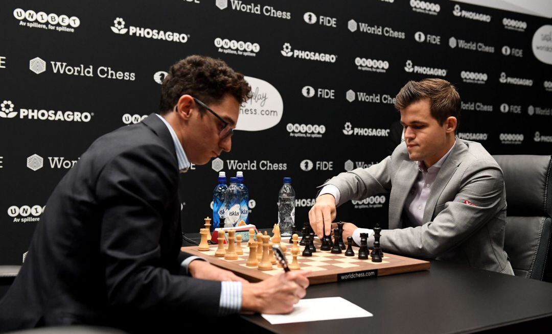 Fabiano Caruana y Magnus Carlsen, en la décima partida del mundial de ajedrez.
