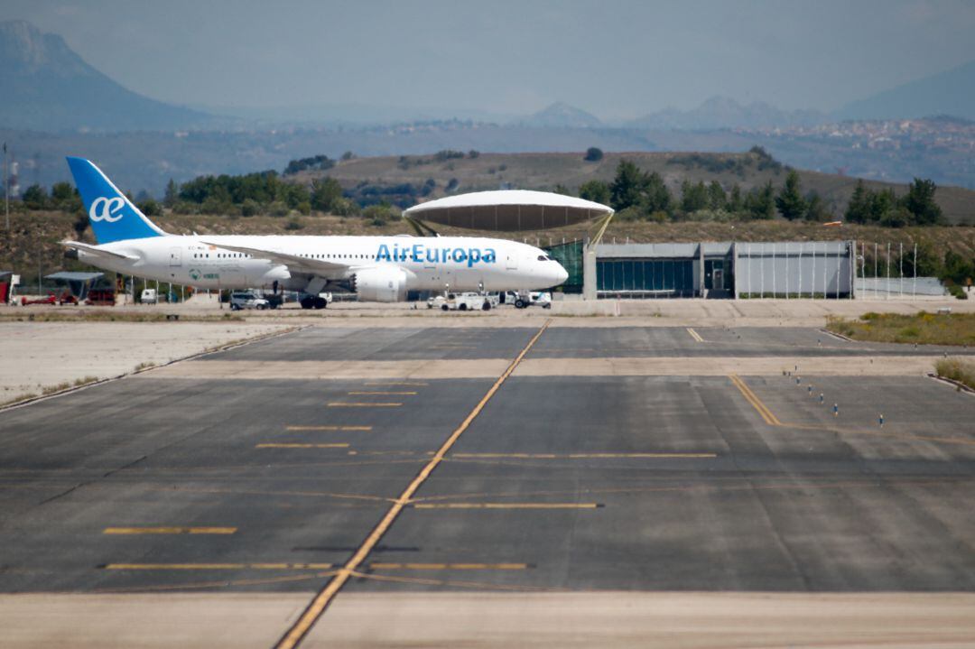 Un avión de Air Europa en la terminal 4 del Aeropuerto de Madrid-Barajas Adolfo Suárez