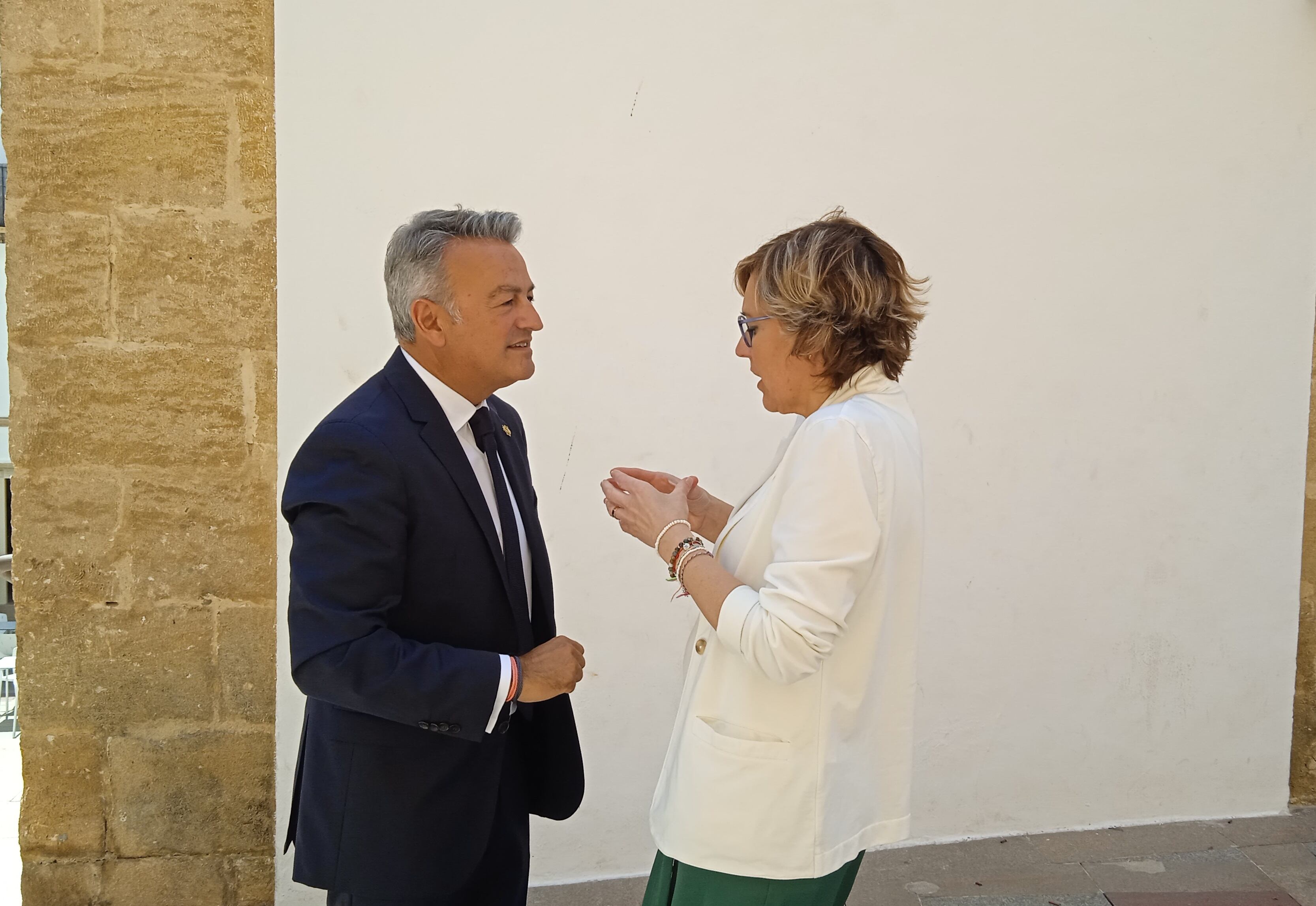 Rosa Cardona (PP) y José Chulvi (PSPV-PSOE) conversando tras el pleno de investidura de la popular como alcaldesa de Xàbia, el 17 de junio de 2023.