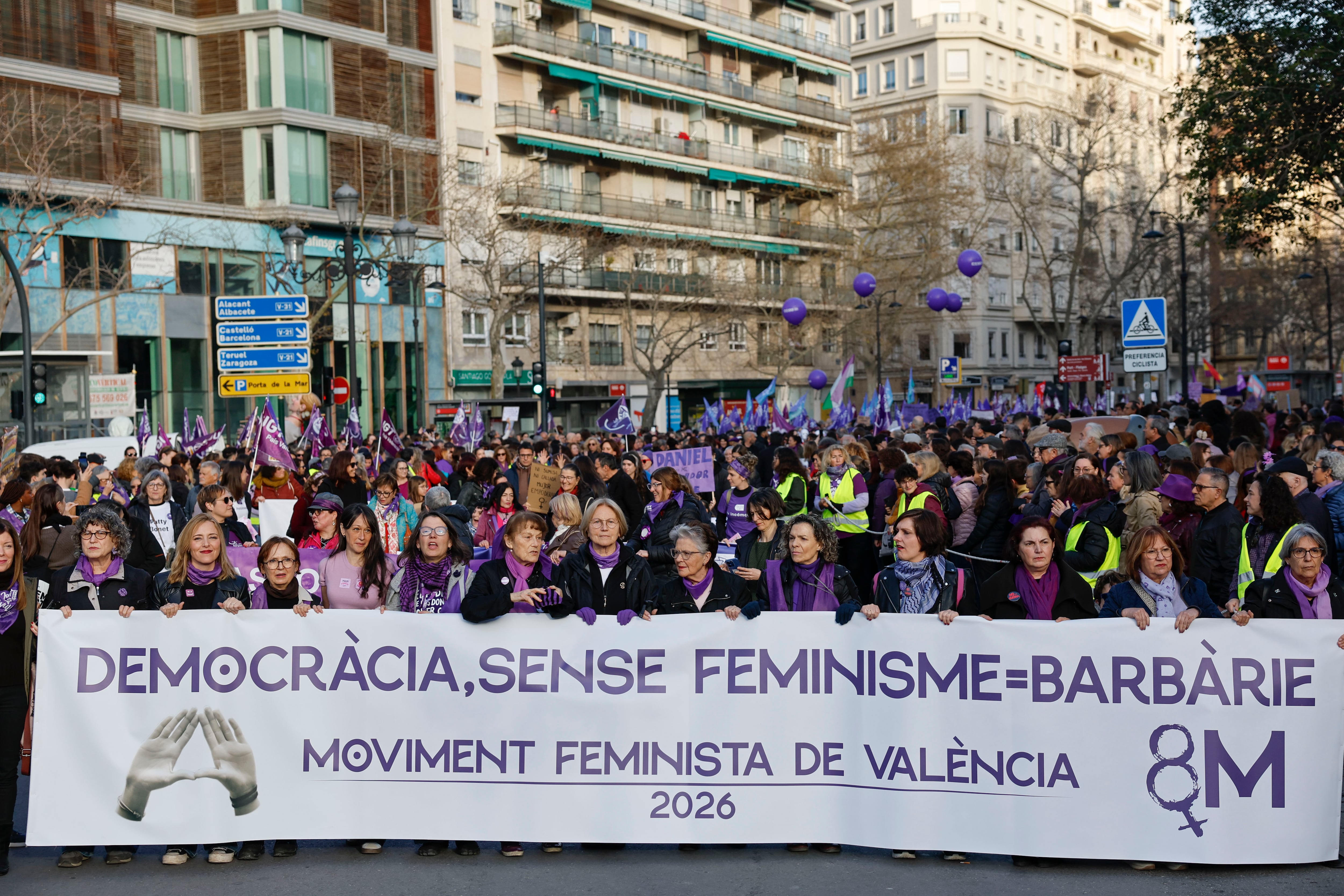 Cabecera de la manifestación convocada por el Moviment Feminista de València con motivo del 8M que ha recorrido las calles de la capital valenciana este domingo.