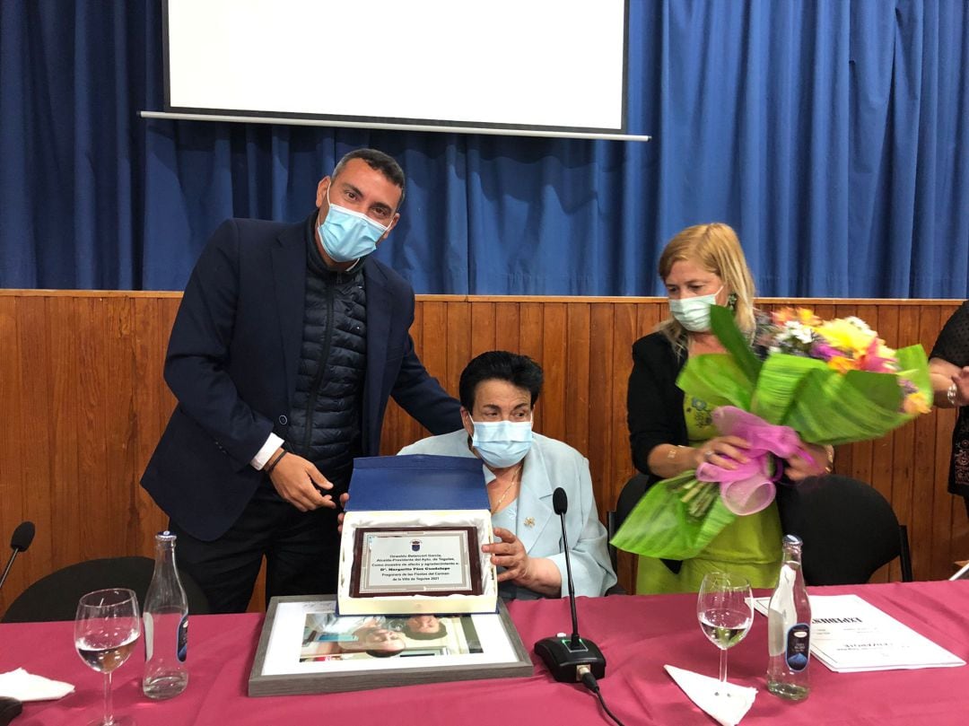 Margarona Páez flanqueada por Oswaldo Betancort, alcalde de Teguise, y Alicia Páez, concejala delegada de La Graciosa.