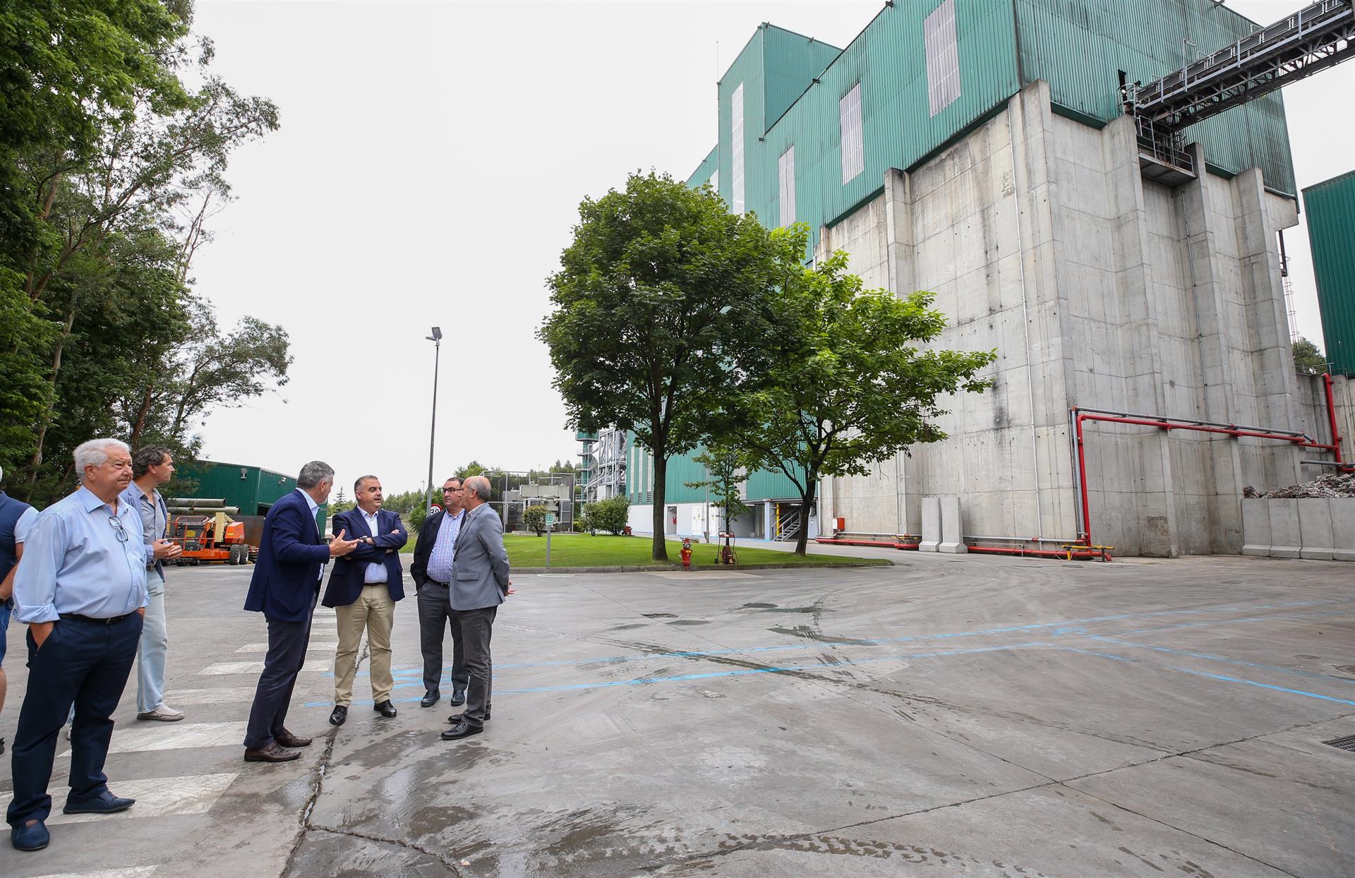 El consejero de Fomento, Roberto Media, visita el complejo ambiental de Meruelo junto a Joaquín Pérez Viota, director de la empresa concesionaria - GOBIERNO DE CANTABRIA