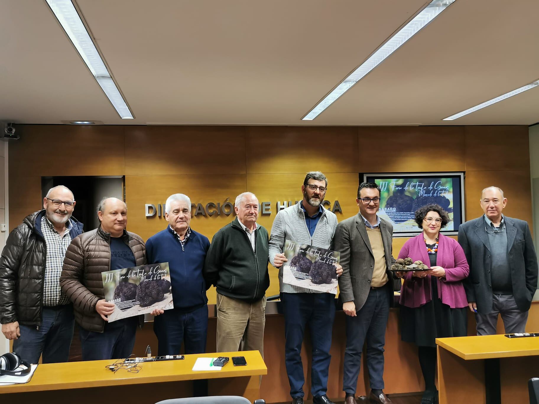 Responsables de la asociación de truficultores de La Ribagorza, con la alcaldesa de Graus, Gema Betorz, y el diputado Roque Vicente, diputado provincial responsable de Desarrollo