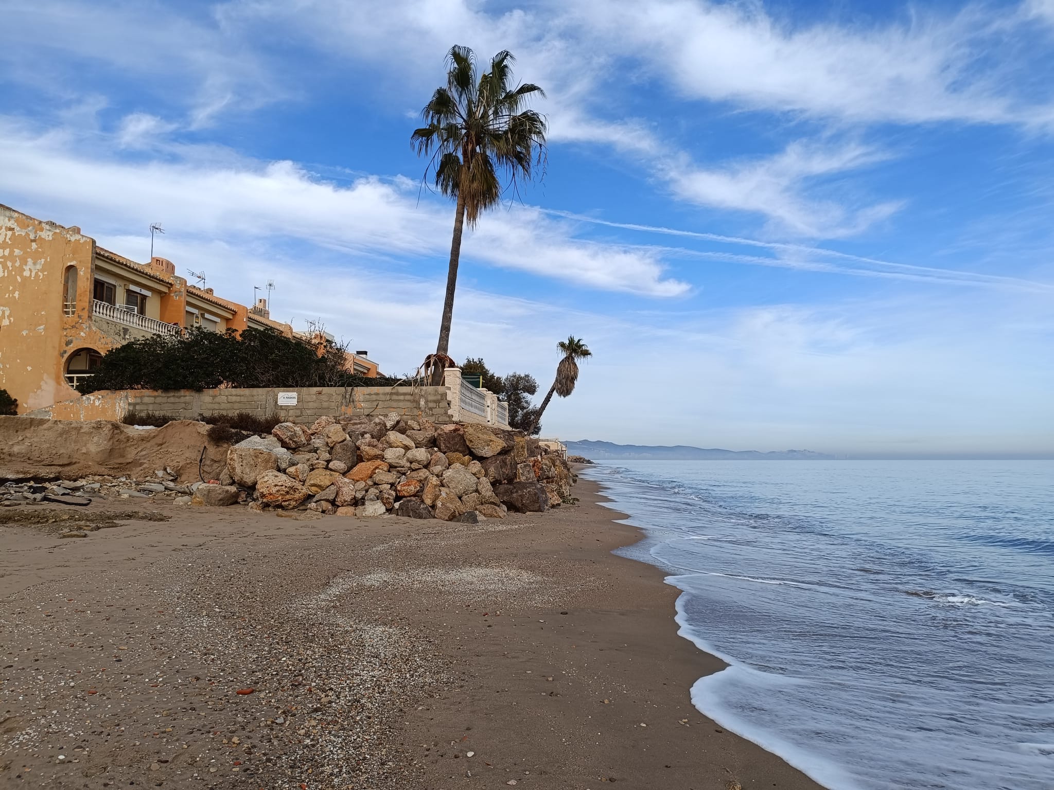 Casas de primera línea de la playa de la Goleta en Tavernes de la Valldigna.