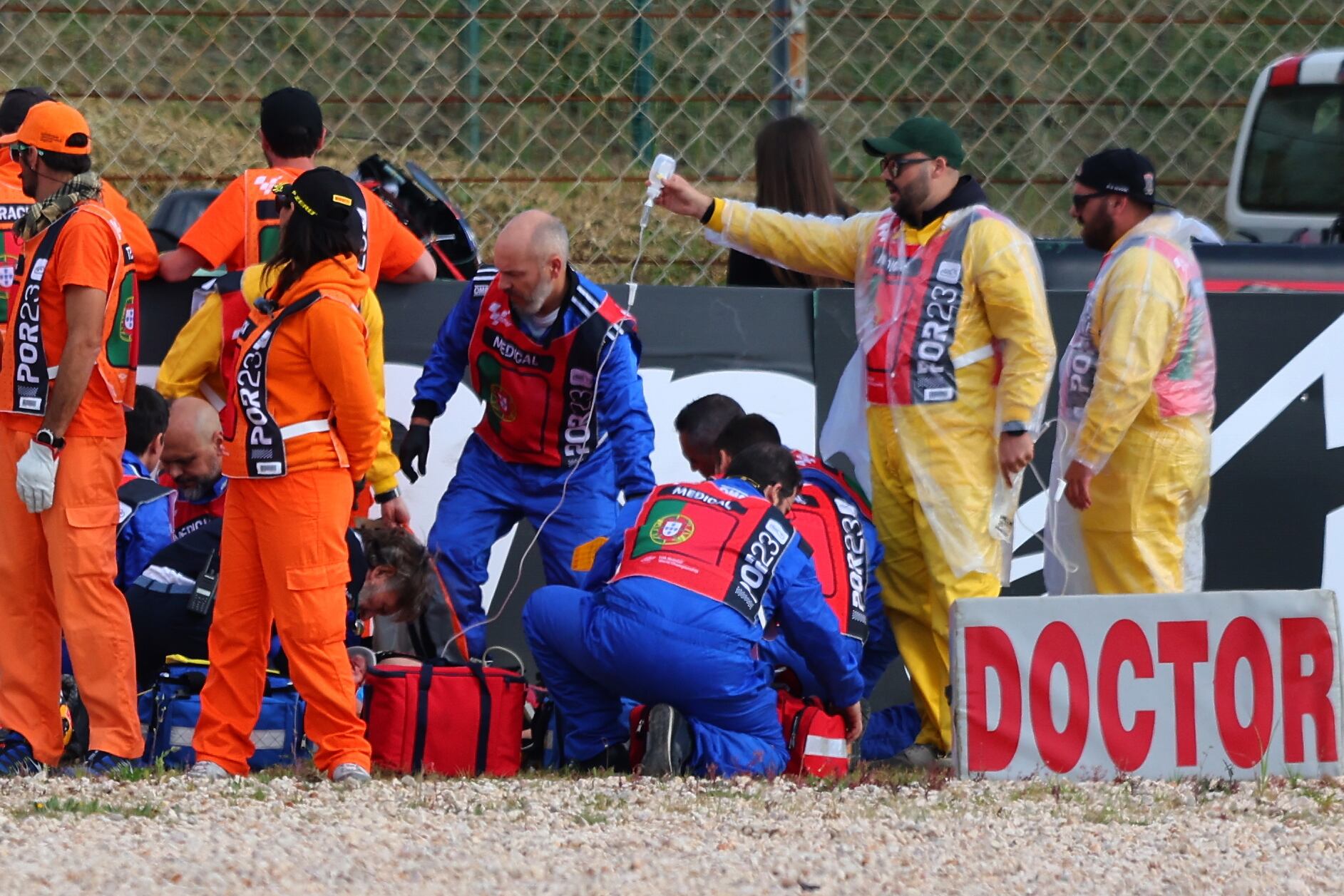 Los médicos atienden a Pol Espargaró tras un fuerte accidente del GP de Portugal. (Motociclismo, Ciclismo) EFE/EPA/NUNO VEIGA