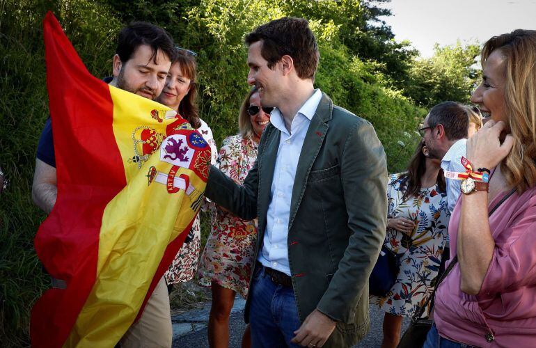 El candidato a la presidencia del PP Pablo Casado (c), a su llegada esta tarde al acto político que ha tenido lugar hoy junto al cuartel de la Guardia Civil de Alsasua (Navarra)