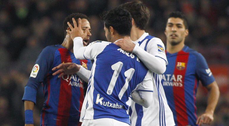 Carlos Vela le pone la mano en la cara a Neymar en el Camp Nou