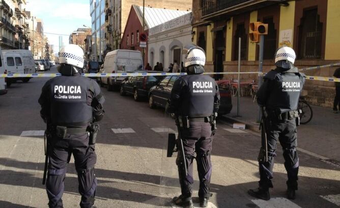 mportant desplegament de la Guàrdia Urbana al desallotjament de la nau del carrer Zamora