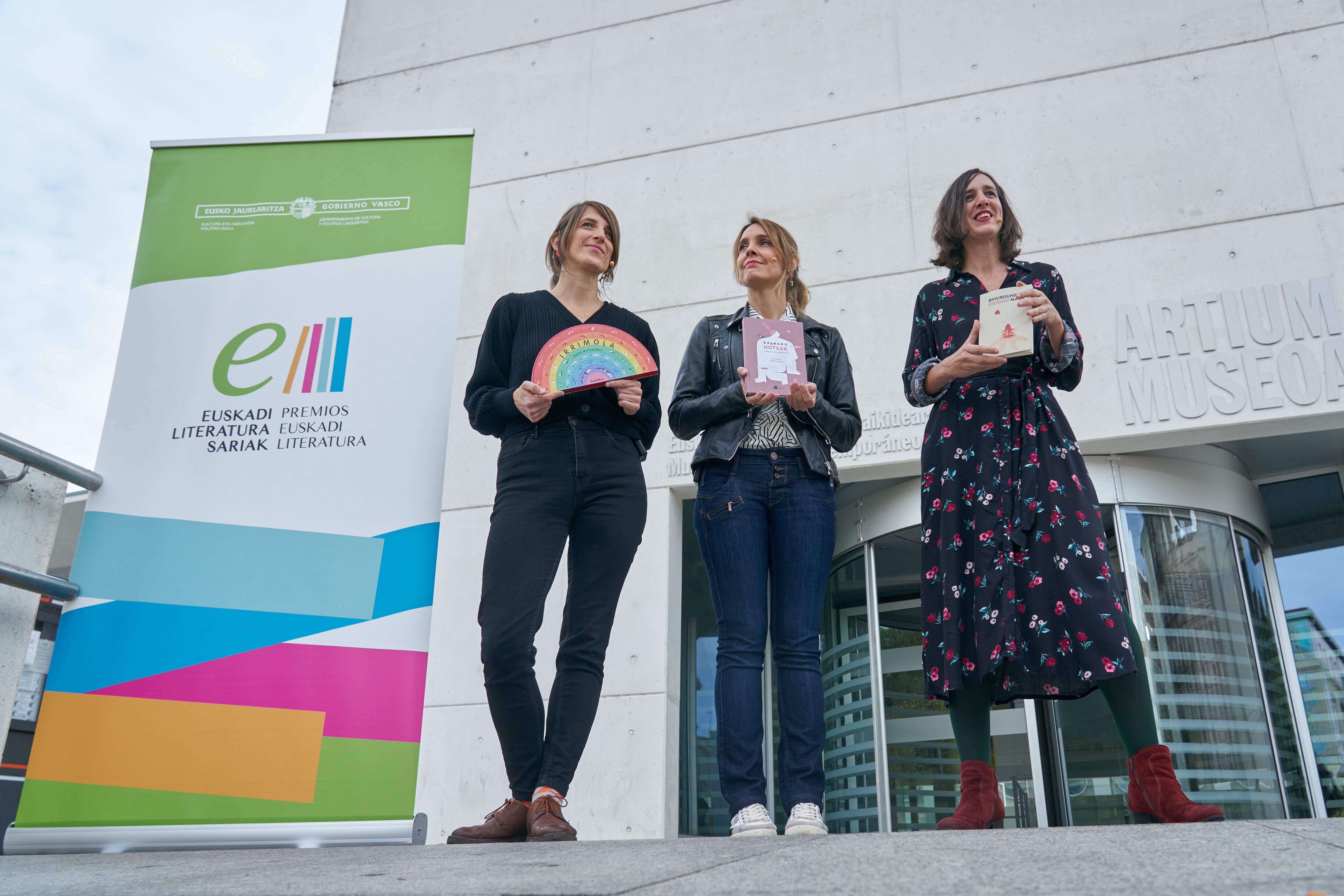 Las ganadoras de los Premios Euskadi de Literatura Maite Mutuberria, Leire Bilbao y Uxue Apaolaza posan este jueves en Vitoria tras recibir los galardones.