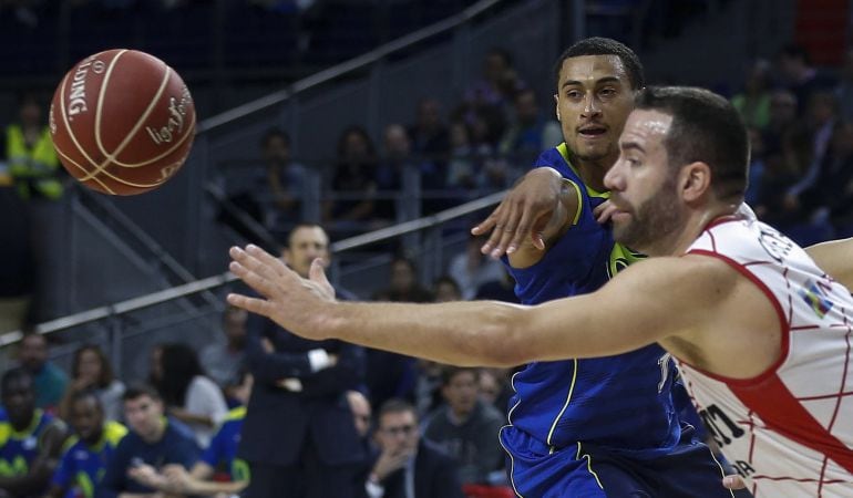 Carlos Cabezas (d) lucha por un balón en el partido del domingo ante Movistar Estudiantes