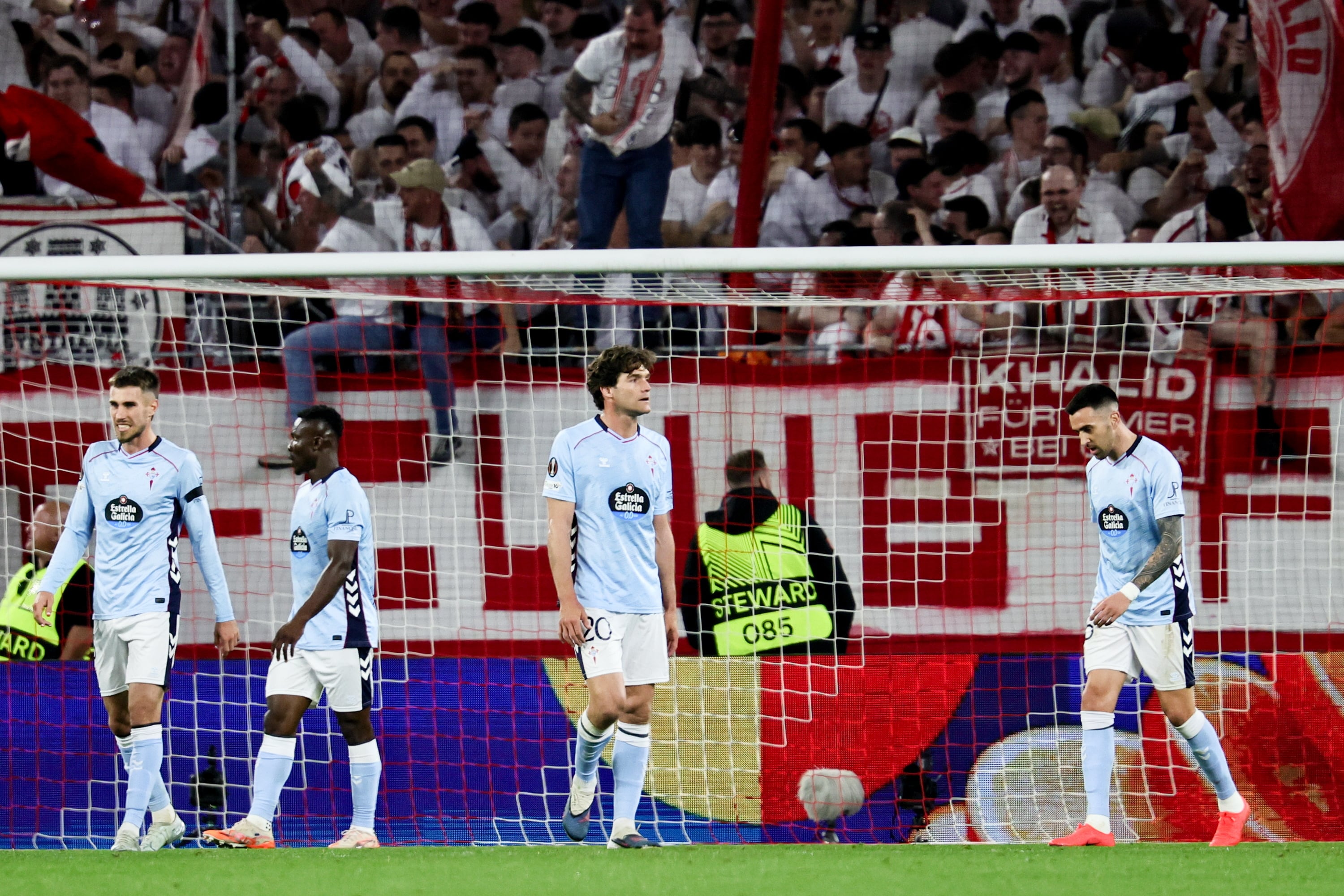 FREIBURG (Germany), 09/04/2026.- Players of Celta Vigo react after receiving the third goal during the UEFA Europa League quarter-finals 1st-leg soccer match between SC Freiburg and RC Celta de Vigo in Freiburg, Germany, 09 April 2026. (Alemania) EFE/EPA/RONALD WITTEK