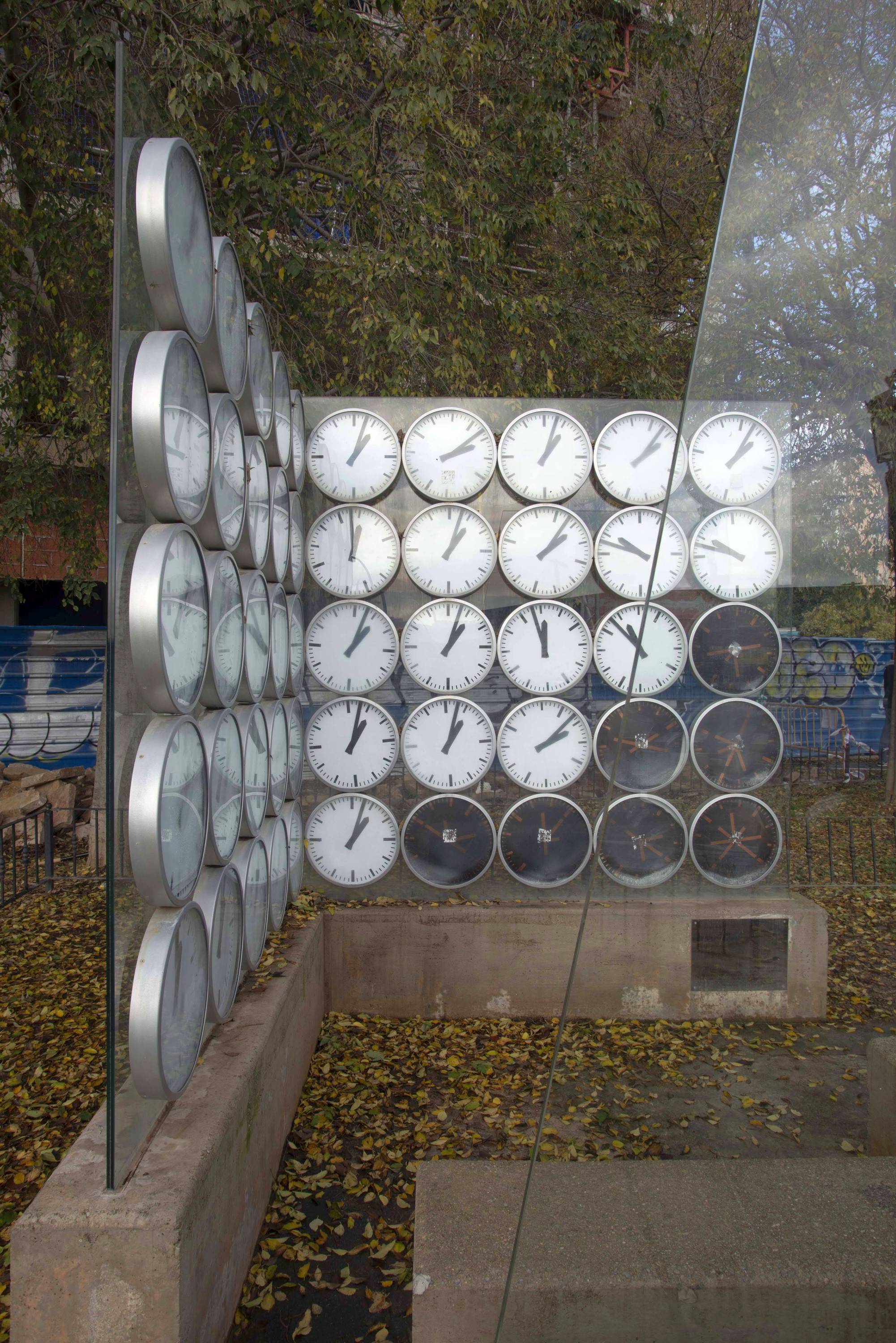 Monumento en memoria a las víctimas del accidente de metro de València del 3 de julio de 2006