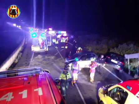 Choque frontal de dos coches en el término municipal de Gandia
