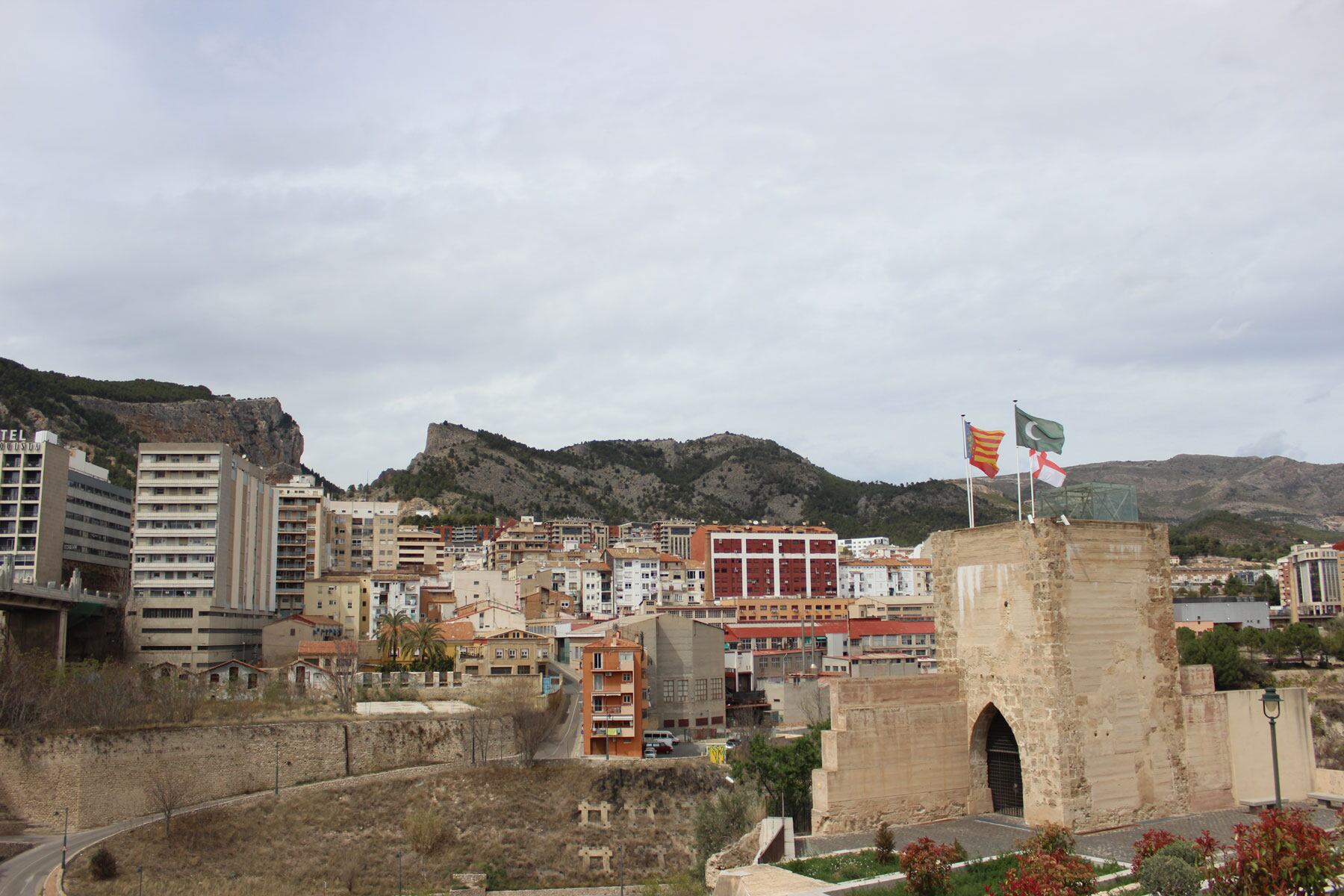 Imagen de la Torre Na Valora, con el Barranc del Sinc al fondo, este mediodía. Foto: Radio Alcoy