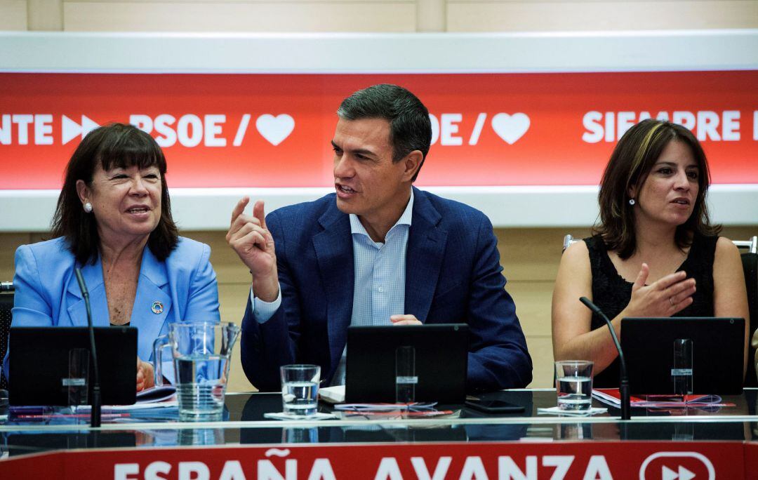 El secretario general del PSOE, Pedro Sánchez; la presidenta del partido, Cristina Narbona (i), y la portavoz, Adriana Lastra (d), durante la reunión de la Permanente de la Ejecutiva Federal del partido, este lunes en Ferraz.