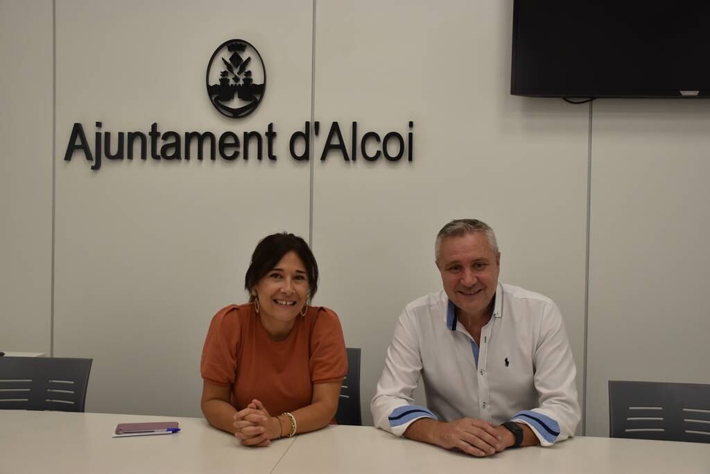 Lorena Zamorano, edil de Turismo y Rafael Pérez, presidente de ACECA