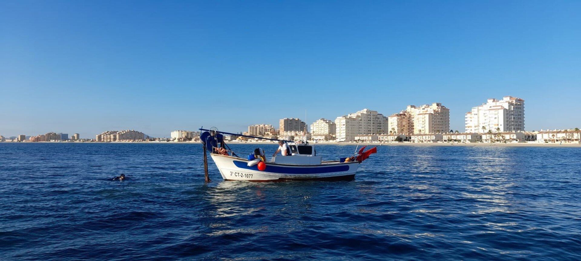 El Miteco, a través de la Dirección General de Biodiversidad, Bosques y Desertificación, en colaboración con el Gobierno regional y el sector pesquero, retira artes de pesca perdidas peligrosas para la biodiversidad frente a la Manga del Mar Menor.