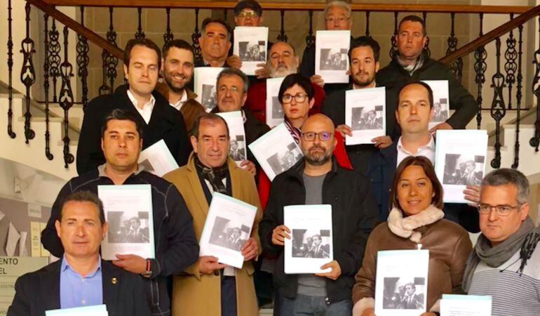 Alcaldes, representantes de ayuntamientos y portavoces de plataformas ciudadanas afectadas por la línea C3, reunidos hoy en Utiel