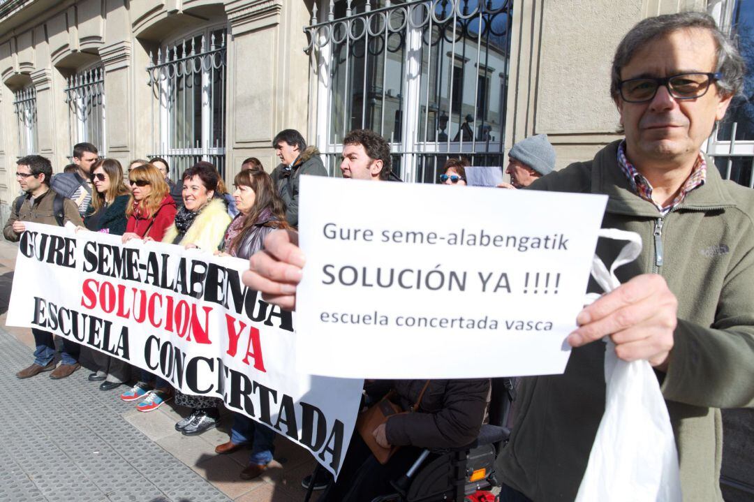 Concentración de familias de la educación concertada frente al Parlamento vasco