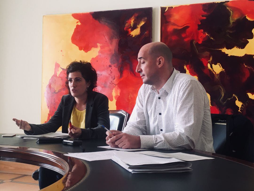Los ediles socialistas Ana Tellería y Jon Iraola han presentado las ordenanzas fiscales, una vez finalizado el Pleno Extraordinario