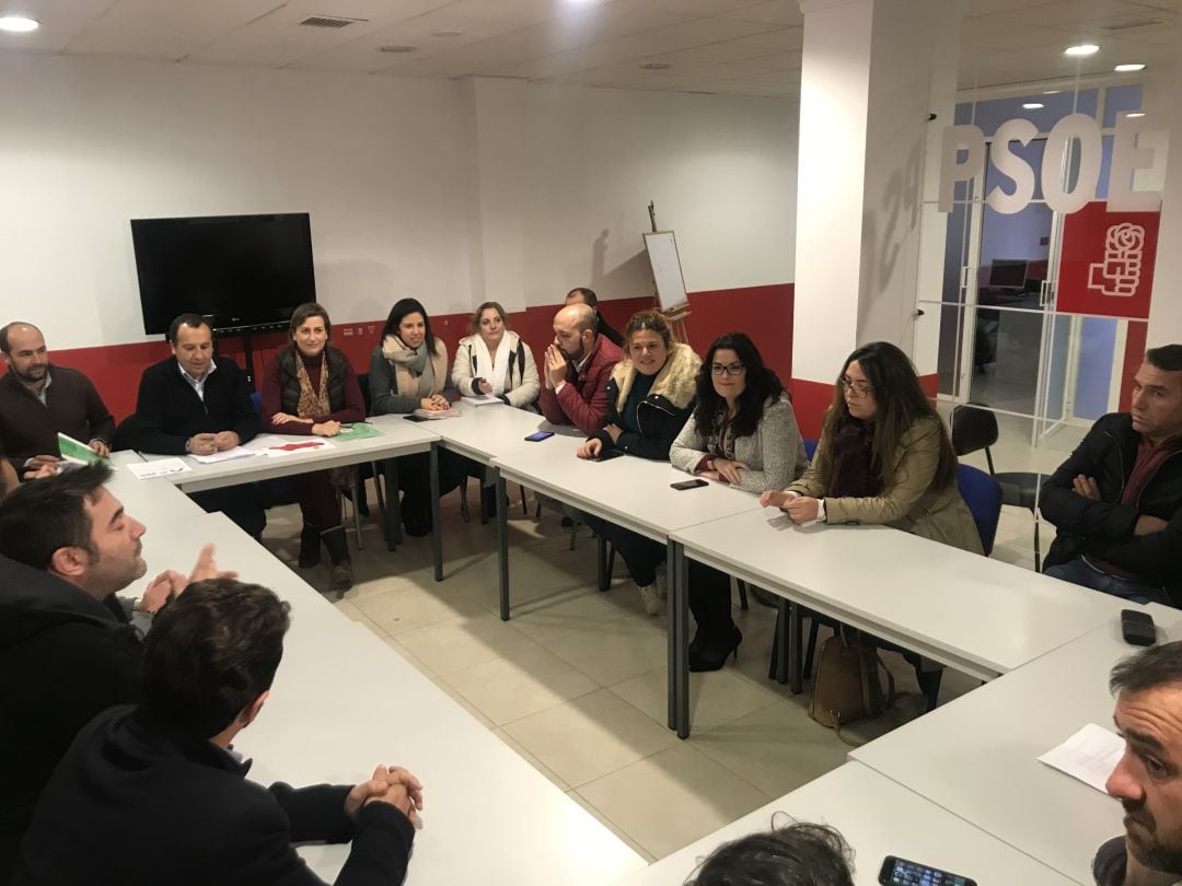 José Luis Ruiz Espejo preside la asamblea en la sede del partido en Ronda