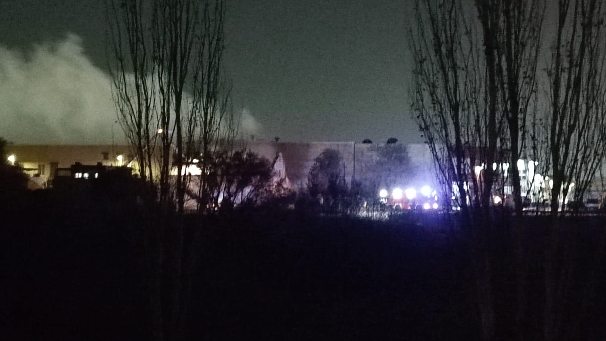 Los bomberos trabajando anoche en la extinción del incendio de la ermita de Sant Vicent de Gandia.