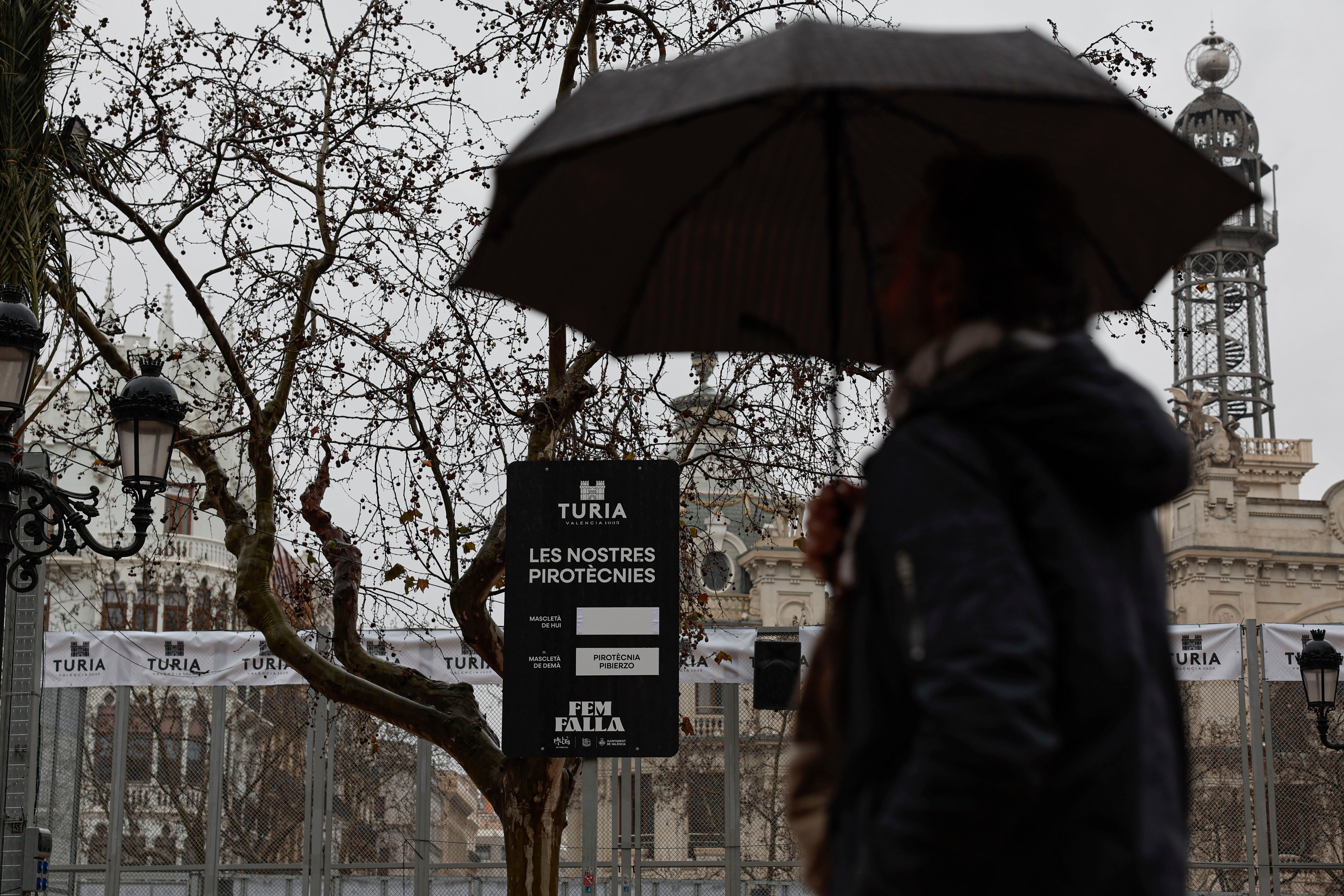El Ayuntamiento de València ha anunciado que, ante la lluvia que cae desde esta noche y la previsión meteorológica para las próximas horas, suspende la mascletà prevista para las dos de la tarde de este jueves en la plaza del Ayuntamiento que iba a disparar Pirotecnia Zaragozana.