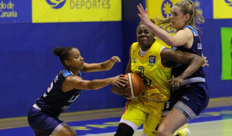 Las leganenses Mariah Nunes (i) y Hildur Kjartansdottir intentan arrebatar un balon a Lola Pendande (Spar Gran Canaria) durante el partido de la 20º jornada.