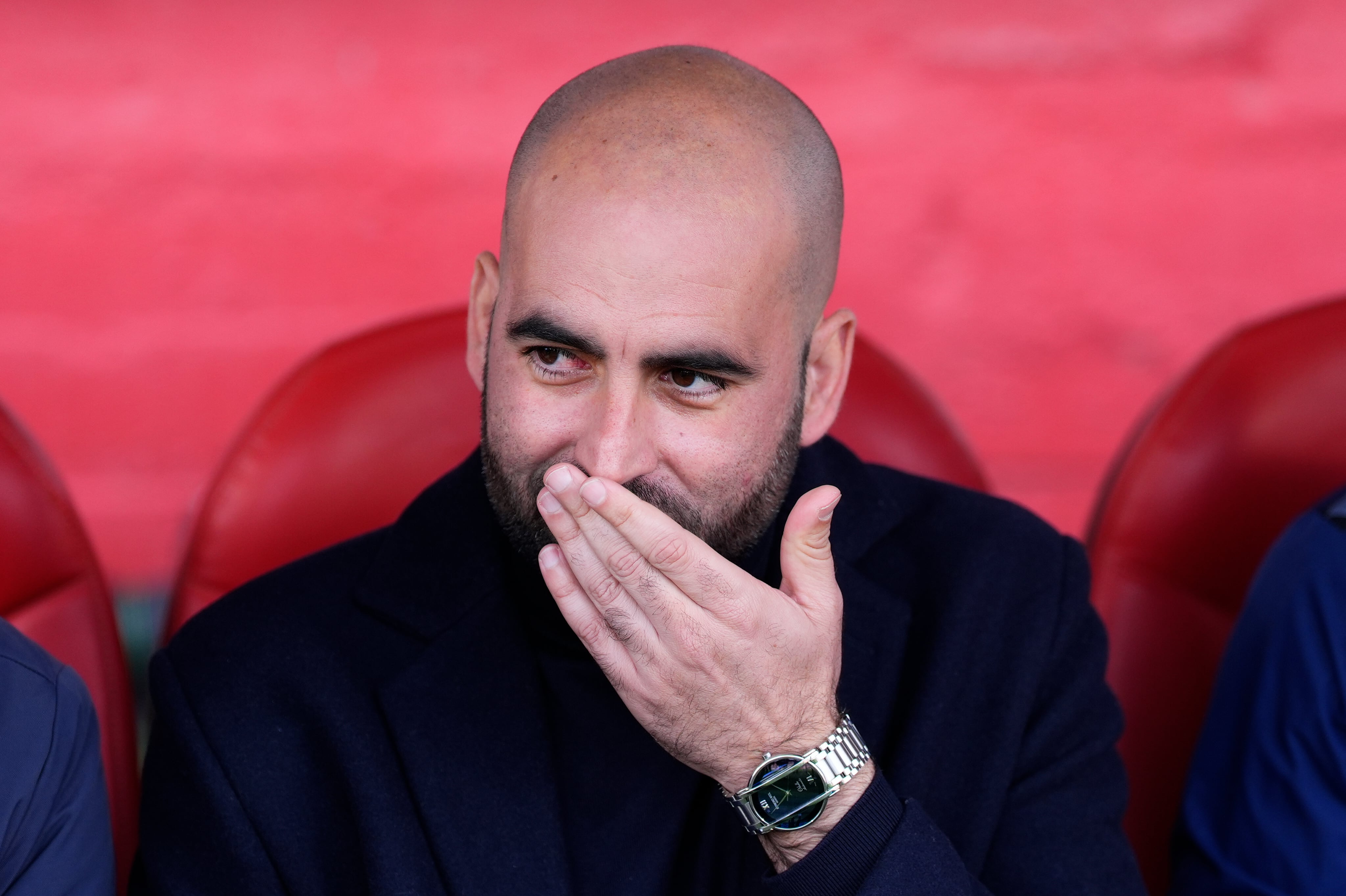 GIRONA, 01/03/2025.- El entrenador del Celta, Claudio Giráldez, en el banquillo antes del inicio del encuentro ante el Girona en el estadio Montilivi este sábado, correspondiente a la jornada 26 de LaLiga. EFE/ Siu Wu
