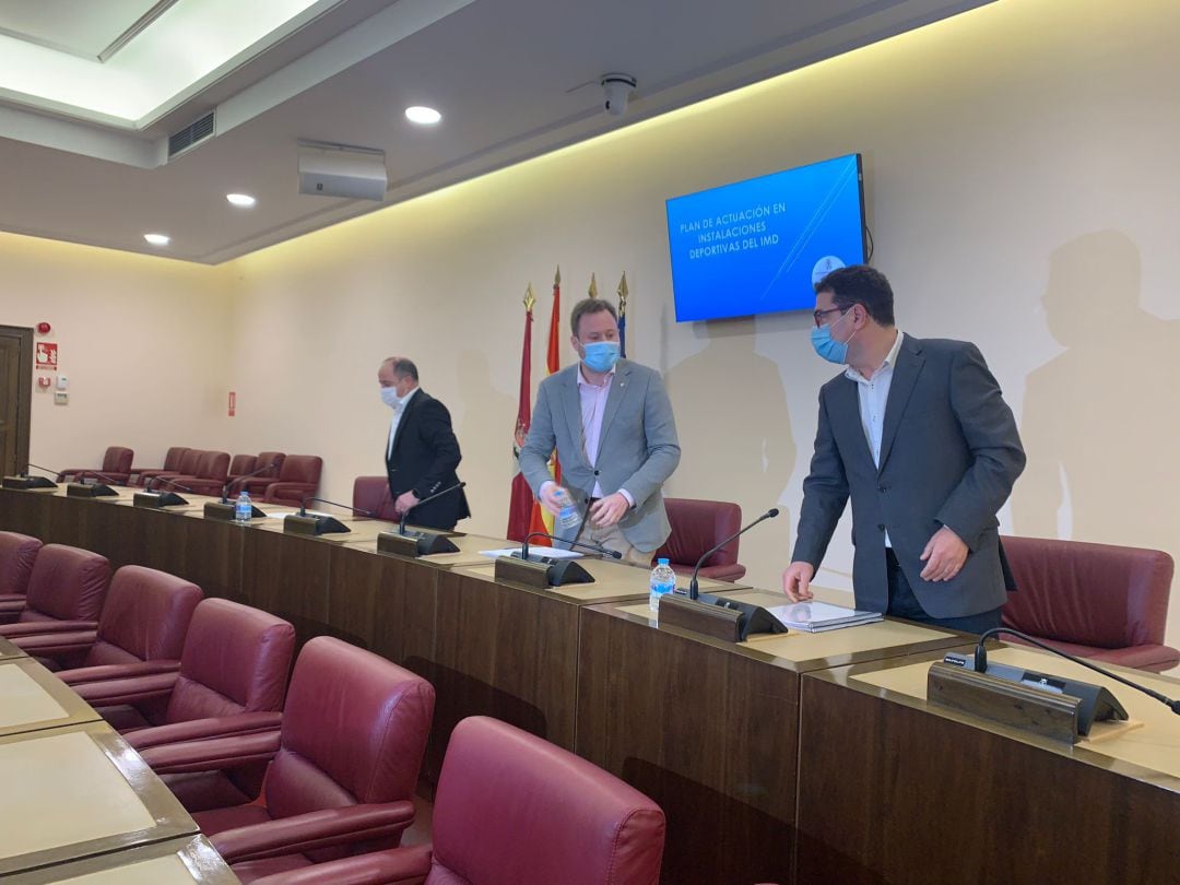 Emilio Sáez, Vicente Casañ y Modesto Belinchón en la rueda de prensa en el Ayuntamiento de Albacete. 