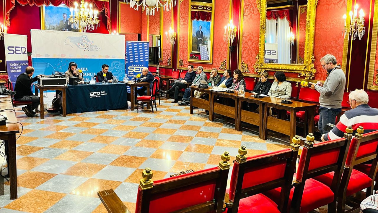 Programa de Radio Granada desde el Salón de Plenos del Ayuntamiento de Granada en apoyo a la candidatura de la ciudad para ser sede de la Agencia Española de Regulación de la Inteligencia Artificial