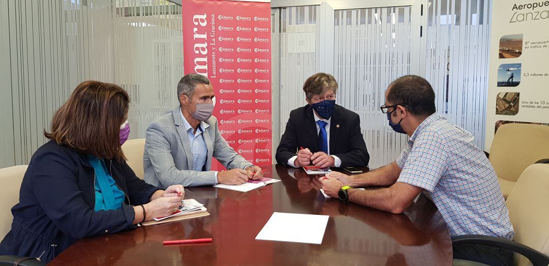 Un momento de la reunión entre los representantes del Colegio de la Abogacía de Lanzarote, el Colegio de Graduados Sociales y la Cámara de Comercio de Lanzarote y La Graciosa.