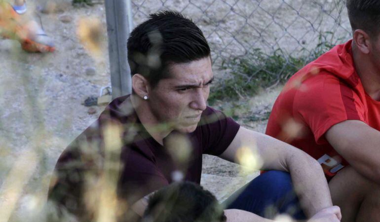 Matías Kranevitter, siguiendo la sesión de entrenamiento del club rojiblanco