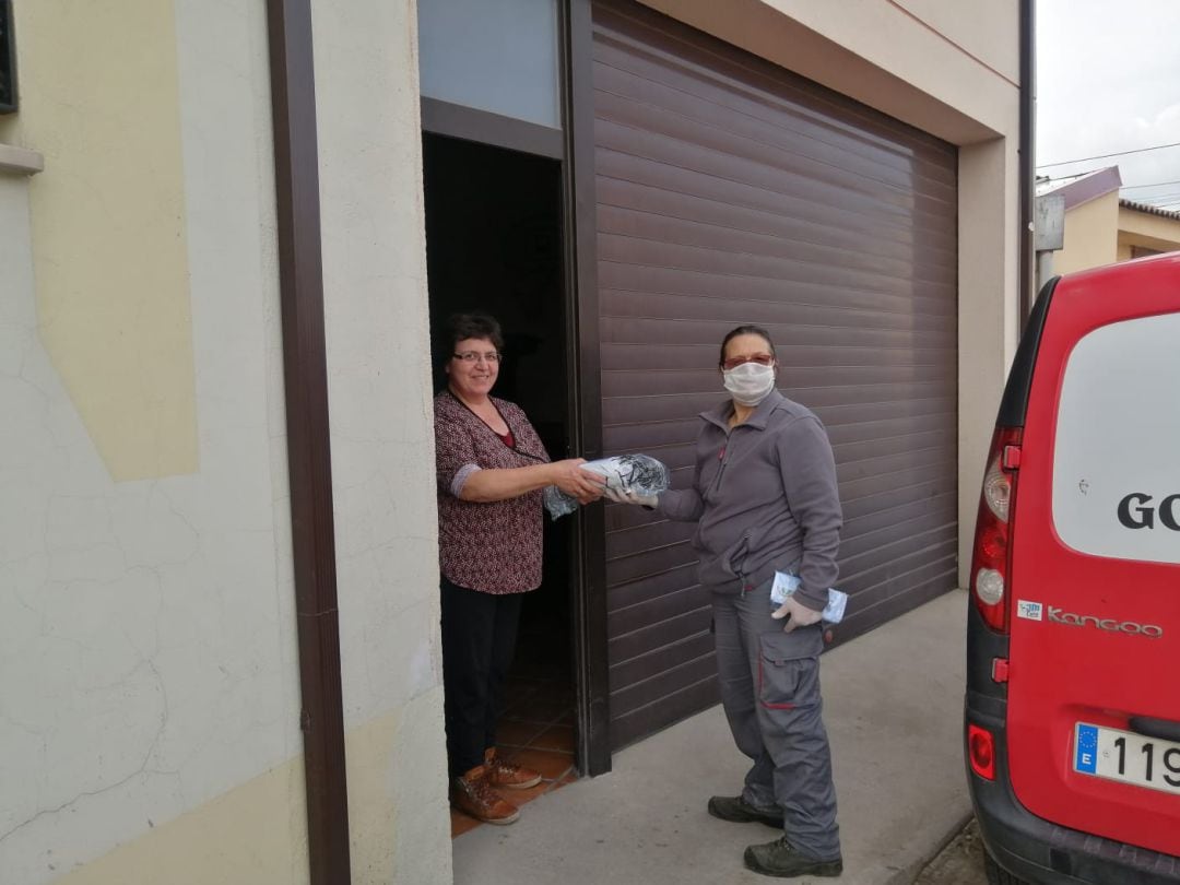 Lidia, concejala del Ayuntamiento de Gomezserracín, entregando mascarillas